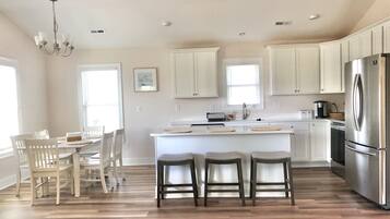 Réfrigérateur, micro-ondes, four, lave-vaisselle