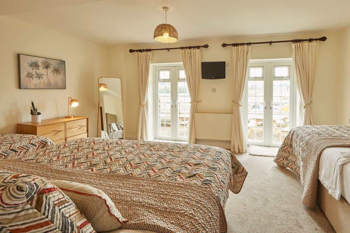 4 bedrooms, iron/ironing board, free WiFi, bed sheets