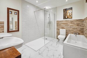 Combined shower/tub, hair dryer, towels, soap - Host & Stay | Harbour View House (Whitby)