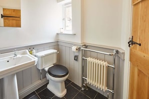 Combined shower/tub, hair dryer, towels, soap - Host & Stay | Henderson House (Whitby)