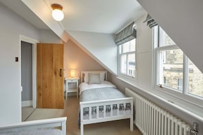 2 bedrooms, premium bedding, iron/ironing board, WiFi (free) - Host & Stay | Henderson House (Whitby)