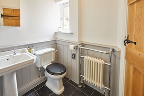 Tina con regadera, secadora de cabello, toallas, jabón 