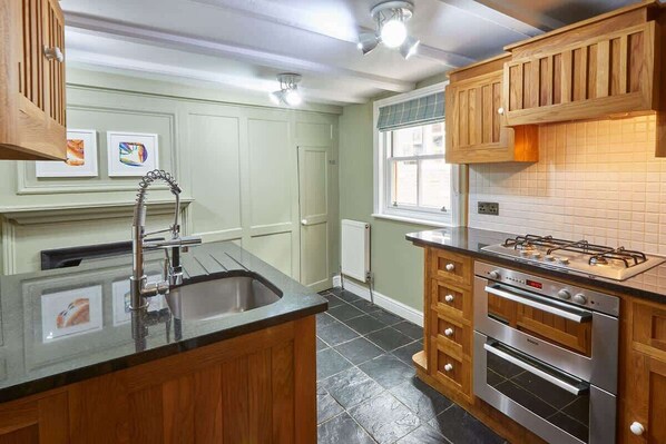 Coffee/tea maker, fridge, microwave, oven