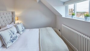 2 bedrooms, premium bedding, iron/ironing board, WiFi (free) - Host & Stay | Henderson House (Whitby)