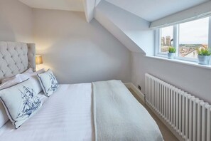 2 bedrooms, premium bedding, iron/ironing board, WiFi (free) - Host & Stay | Henderson House (Whitby)
