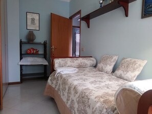 3 bedrooms, desk, iron/ironing board, free WiFi