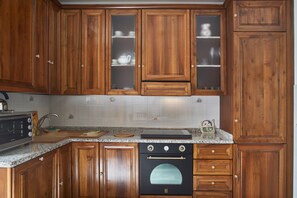 冷蔵庫、電子レンジ、オーブン、コンロ