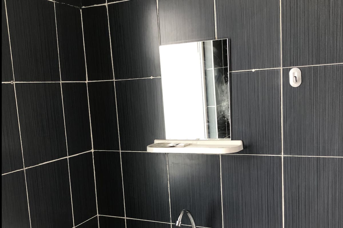 Een douche, een haardroger, pantoffels, handdoeken