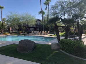 Utendørsbasseng og et oppvarmet basseng