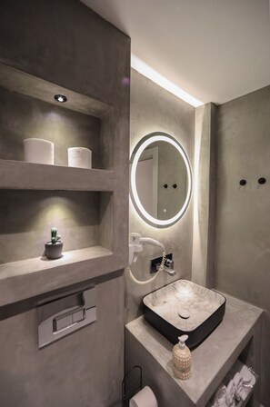 Douche, articles de toilette gratuits, sèche-cheveux