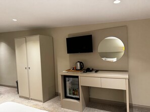 ميني بار ومكتب وواي فاي مجانًا