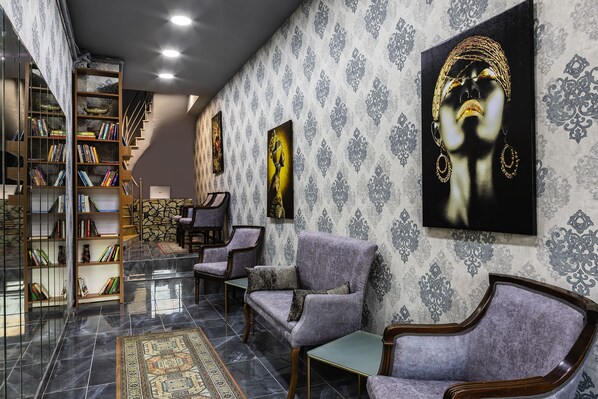 Lobby sitting area - Astro Vefa Hotel (Istanbul)