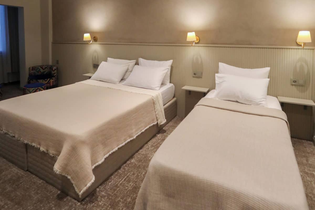 Deluxe-Dreibettzimmer | Minibar, Schreibtisch, kostenloses WLAN