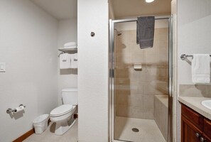Badewanne, Haartrockner, Handtücher