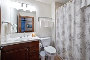 Badewanne, Haartrockner, Handtücher