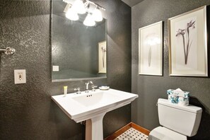 Badewanne, Haartrockner, Handtücher