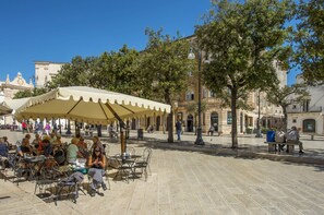 تناول الطعام بالخارج