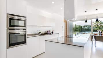 Microwave, oven, dishwasher, coffee/tea maker