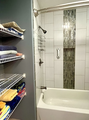 Ensemble douche/baignoire, sĂšche-cheveux, serviettes fournies, savon