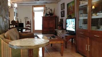 TV, caminetto, lettore DVD, libri
