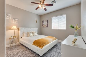 5 bedrooms, iron/ironing board, WiFi, bed sheets - LAS VEGAS Vacation home... close to the strip (North Las Vegas)