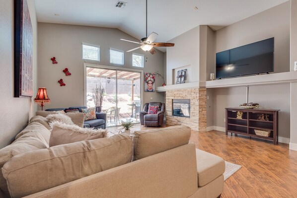 Televisión, chimenea, Netflix, mesa de ping pong