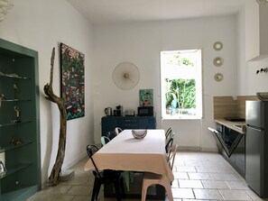 Réfrigérateur, four à micro-ondes, un four, surface de cuisson