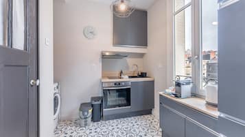 Refrigerador, microondas, horno y cafetera y tetera