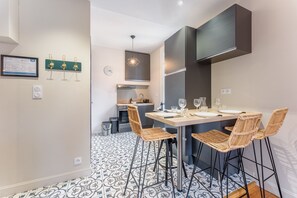 Fridge, microwave, oven, coffee/tea maker - Le Petit Bacchus - au cœur de Nantes (Nantes)