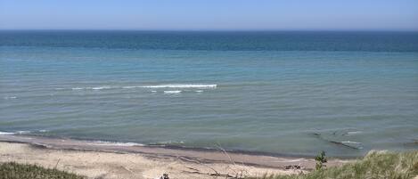 Playa en los alrededores, camastros y toallas de playa
