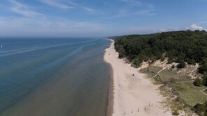 In Strandnähe, Liegestühle, Strandtücher