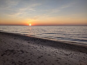 Plage à proximité, chaise longue, serviettes de plage