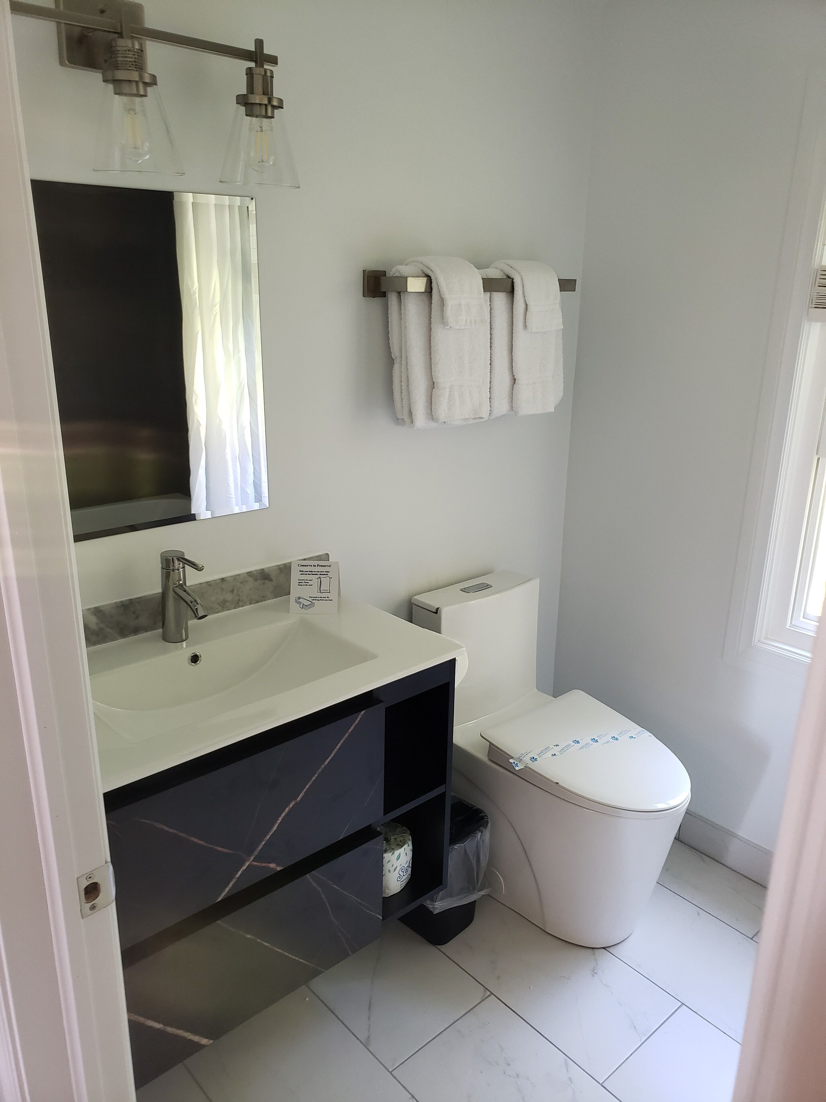 premium cabin | bathroom | combined shower/bathtub, free toiletries, hair dryer, towels