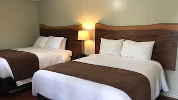 Camas con pillow-top, minibar y decoración personalizada