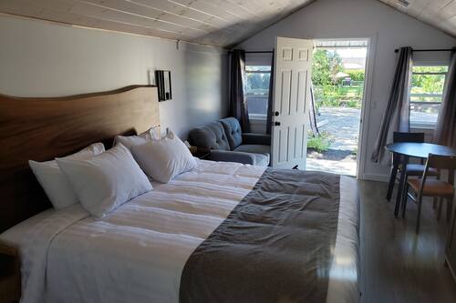 Premium-hytte - 1 kingsize-seng | Senge med topmadrasser, minibar, individuelt design