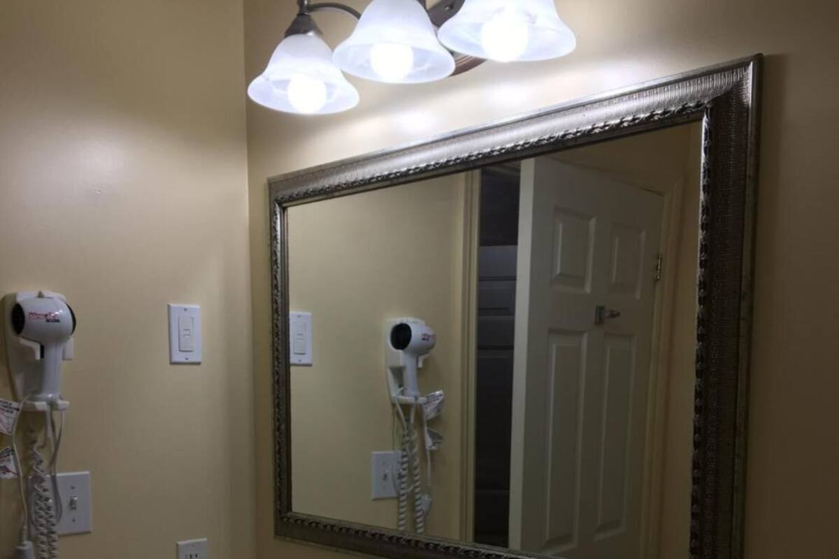 combined shower/bathtub, free toiletries, hair dryer, towels