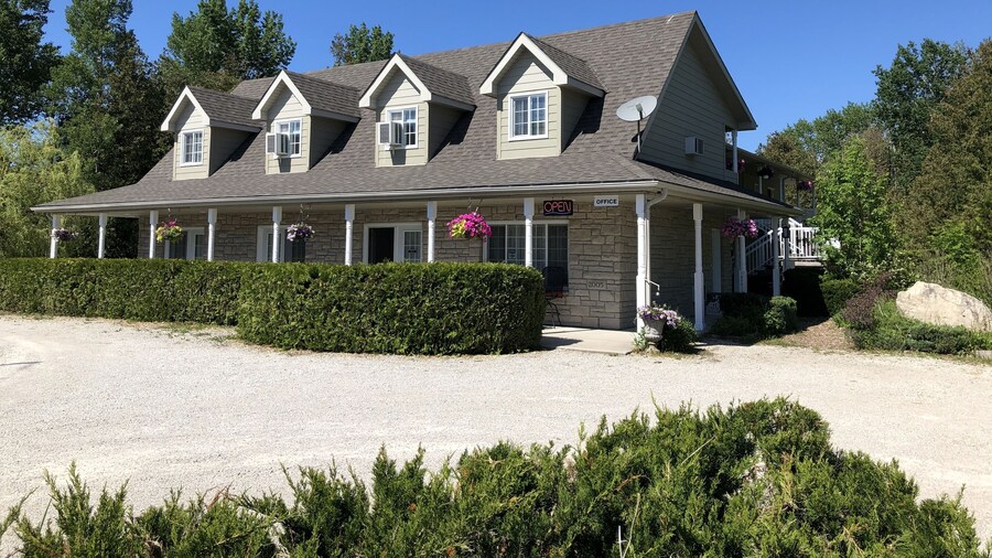 Adventure the Bruce Inn - Recently Renovated With Outdoor Hot Tub