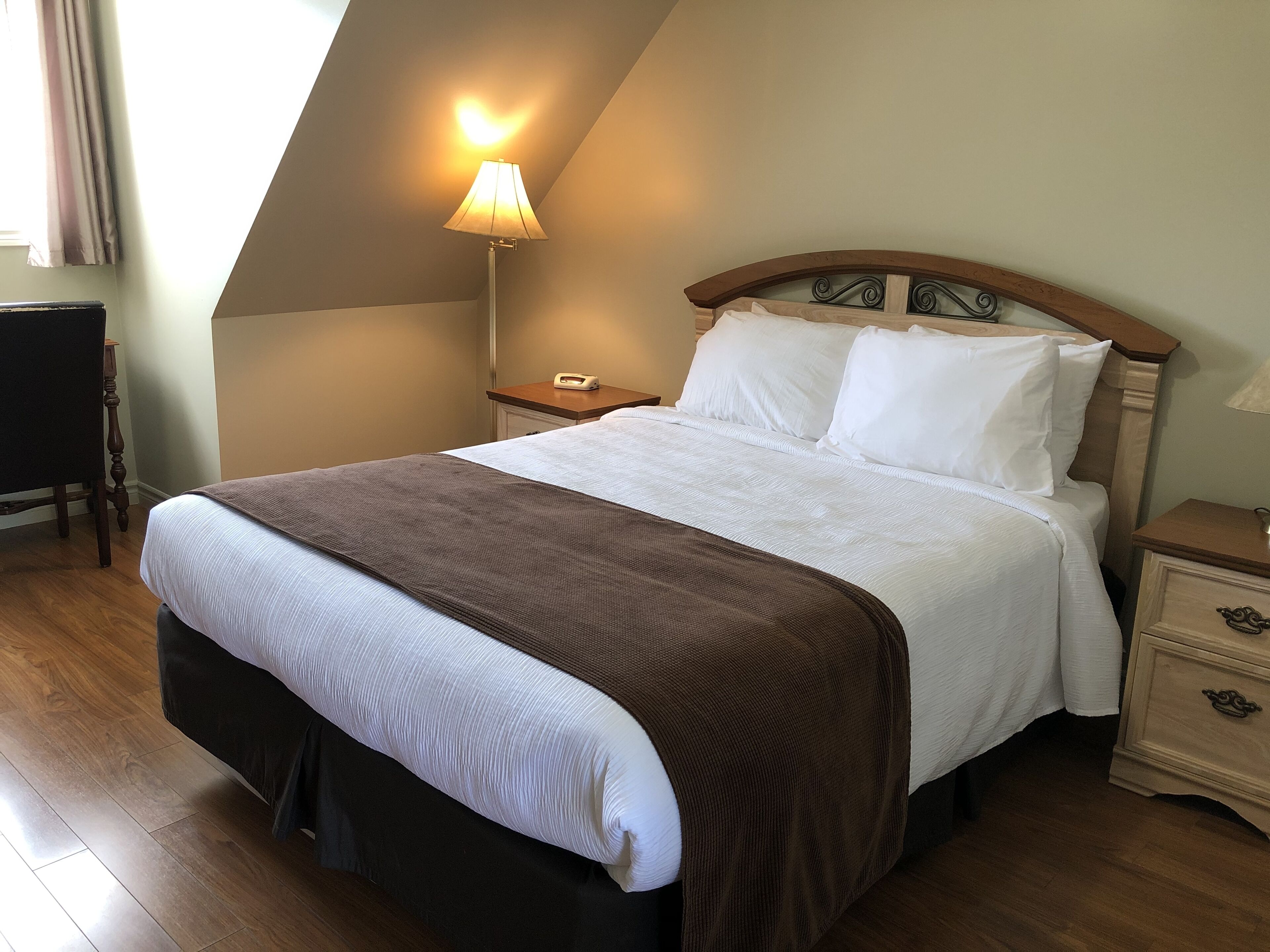 deluxe double room | pillow-top beds, minibar, individually decorated, individually furnished