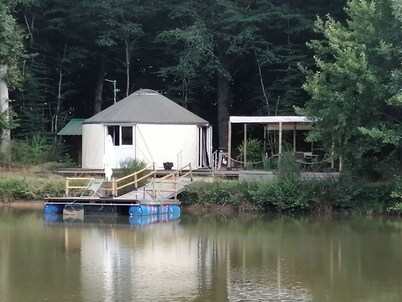 Contemporary yurt on the edge of a pond (fishing) ALL NEW