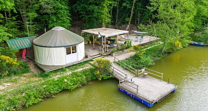 Contemporary yurt on the edge of a pond (fishing) ALL NEW