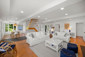 Smart-TV, Kamin, Tischfußball, Bücher