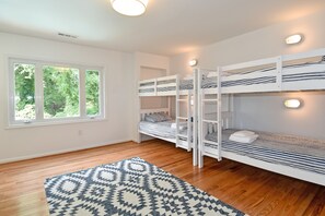 4 Schlafzimmer, Schreibtisch, Bügeleisen/Bügelbrett, Reisekinderbett