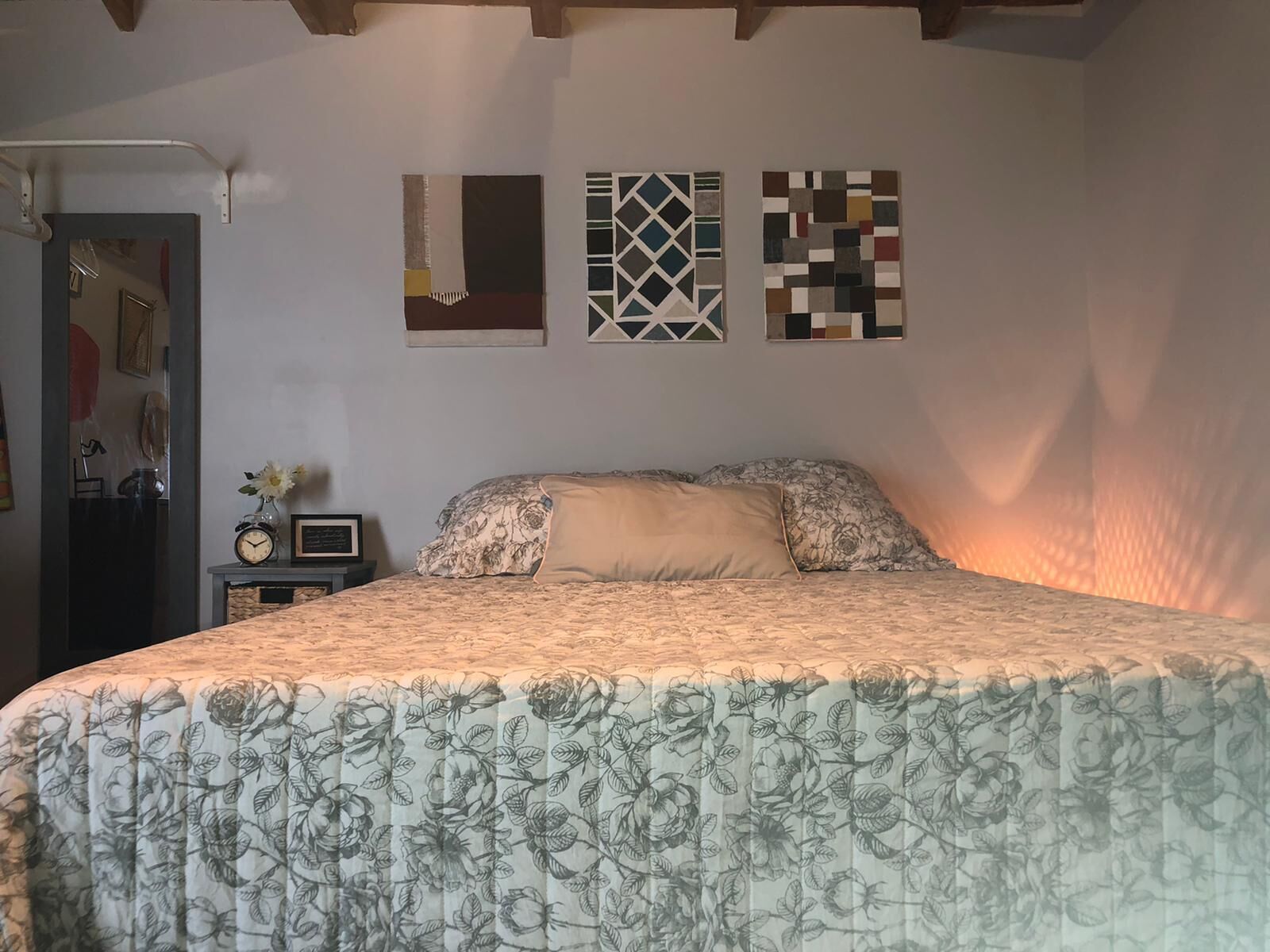 Tabla de planchar con plancha, wifi gratis y ropa de cama 