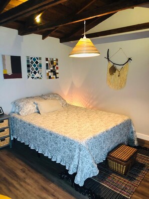 Tabla de planchar con plancha, wifi gratis y ropa de cama 