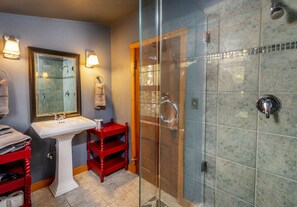 Shower, hair dryer, towels, soap - WALK EVERYWHERE!  4 BEDROOMS +BONUS RM & QUAINT BACKYARD (Bend)