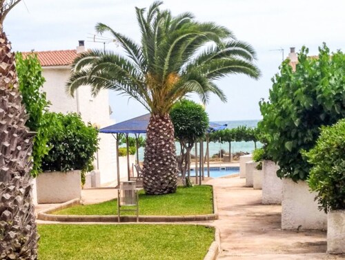 Semi-detached house in a private urbanization by the sea.