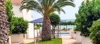 Semi-detached house in a private urbanization by the sea.