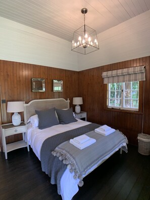 1 sovrum, skrivbord, strykjärn/strykbräda och resesäng