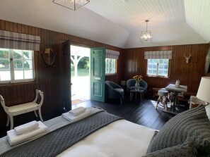 1 makuuhuone, työpöytä, silitysrauta/-lauta, vauvan matkasänky