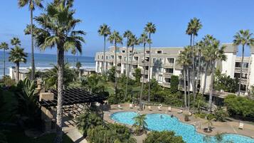 Alberca al aire libre y alberca climatizada